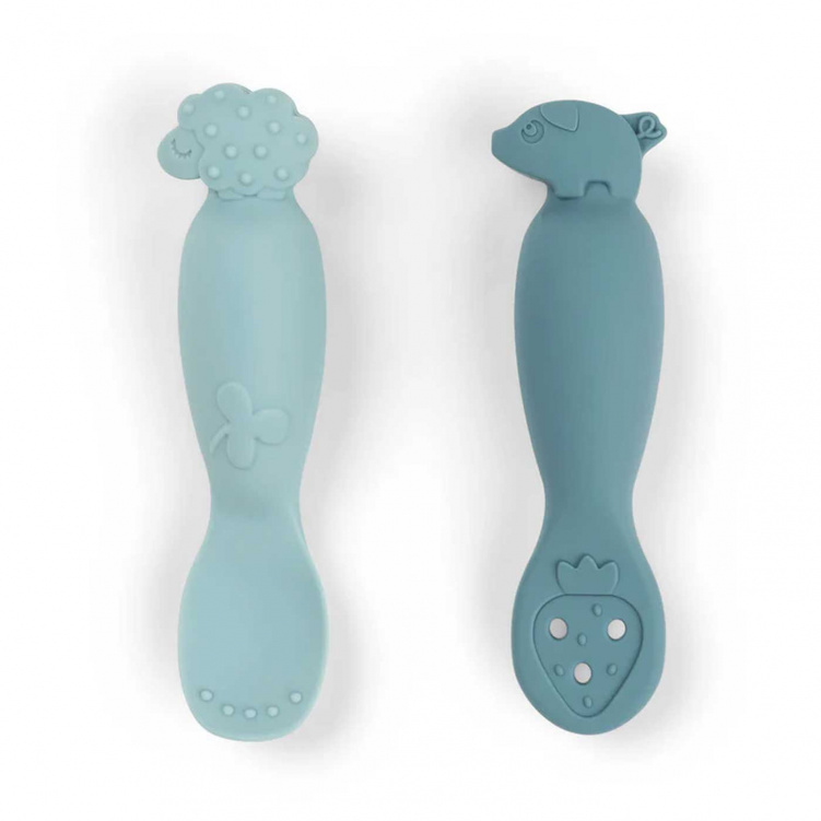 Done By Deer Pre-spoon Tiny Farm Blue 2-pack i gruppen Babytillbehör / Äta och mata / Bestick hos Bonti (DOBD1159042)