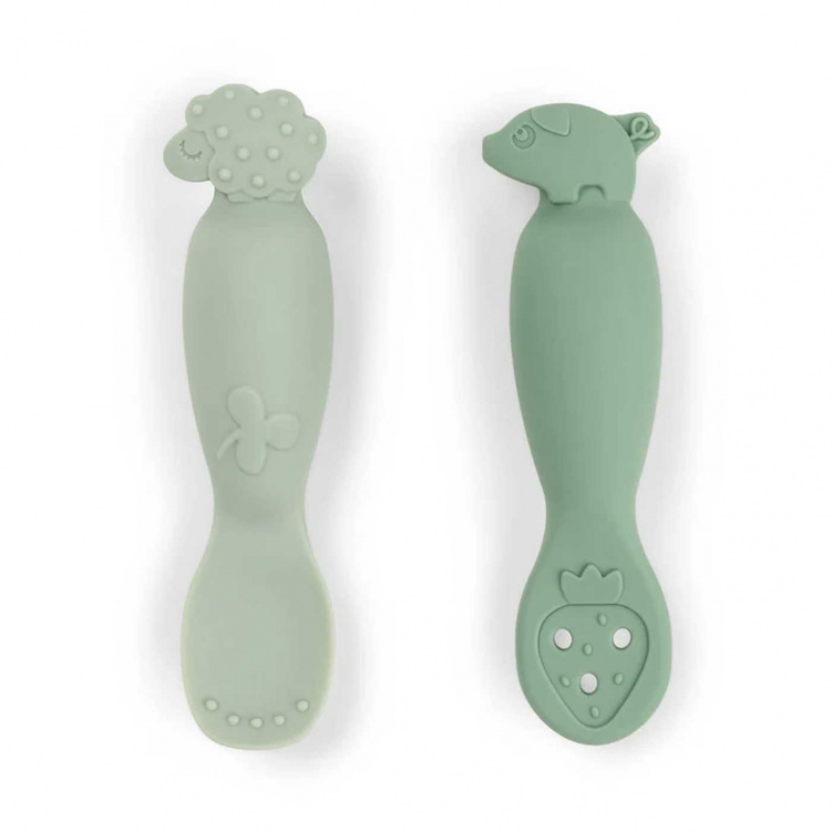 Done By Deer Pre-spoon Tiny Farm Green 2-pack i gruppen Babytillbehör / Äta och mata / Bestick hos Bonti (DOBD1159043)