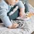 Done by Deer Tummy Time Croco Aktivitetsleksak Powder i gruppen Leksaker / Babyleksaker / Aktivitetsleksaker hos Bonti (DOBD4103491)
