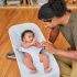 Ergobaby Babysitter Evolve Light Grey i gruppen Babytillbehör / Babysitters och babygungor hos Bonti (ERBAEVLBNCLTGRY)