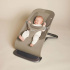 Ergobaby Babysitter Evolve Soft Olive i gruppen Babytillbehör / Babysitters och babygungor hos Bonti (ERBAEVLBNCSFTOLV)