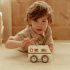 Little Dutch Ambulans med figur i gruppen Leksaker / Leksaksbilar & fordon hos Bonti (LDLD2527)