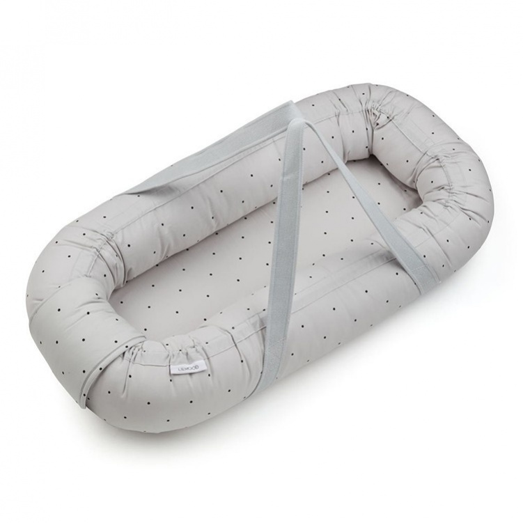 Liewood Gro Babynest Classic Dot Dumbo Grey i gruppen Babytillbehör / Sova / Babynest och sovstöd hos Bonti (LIEWLW12378-0042)