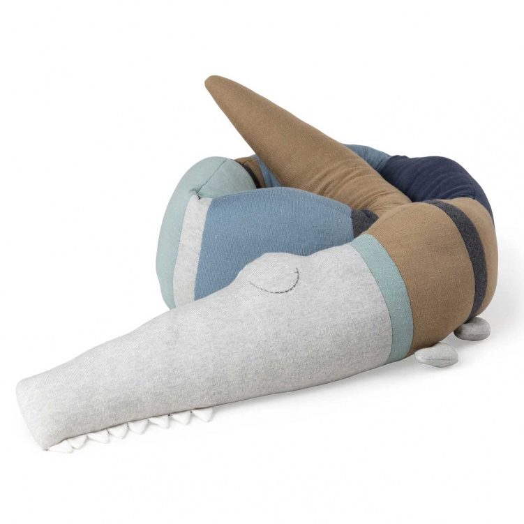 Sebra Stickad Kudde Sleepy Croc Dusty Blue Mix i gruppen Möbler och inredning / Inredningsdetaljer / Dekor hos Bonti (SEBR300130065)