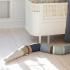 Sebra Stickad Kudde Sleepy Croc Dusty Blue Mix i gruppen Möbler och inredning / Inredningsdetaljer / Dekor hos Bonti (SEBR300130065)